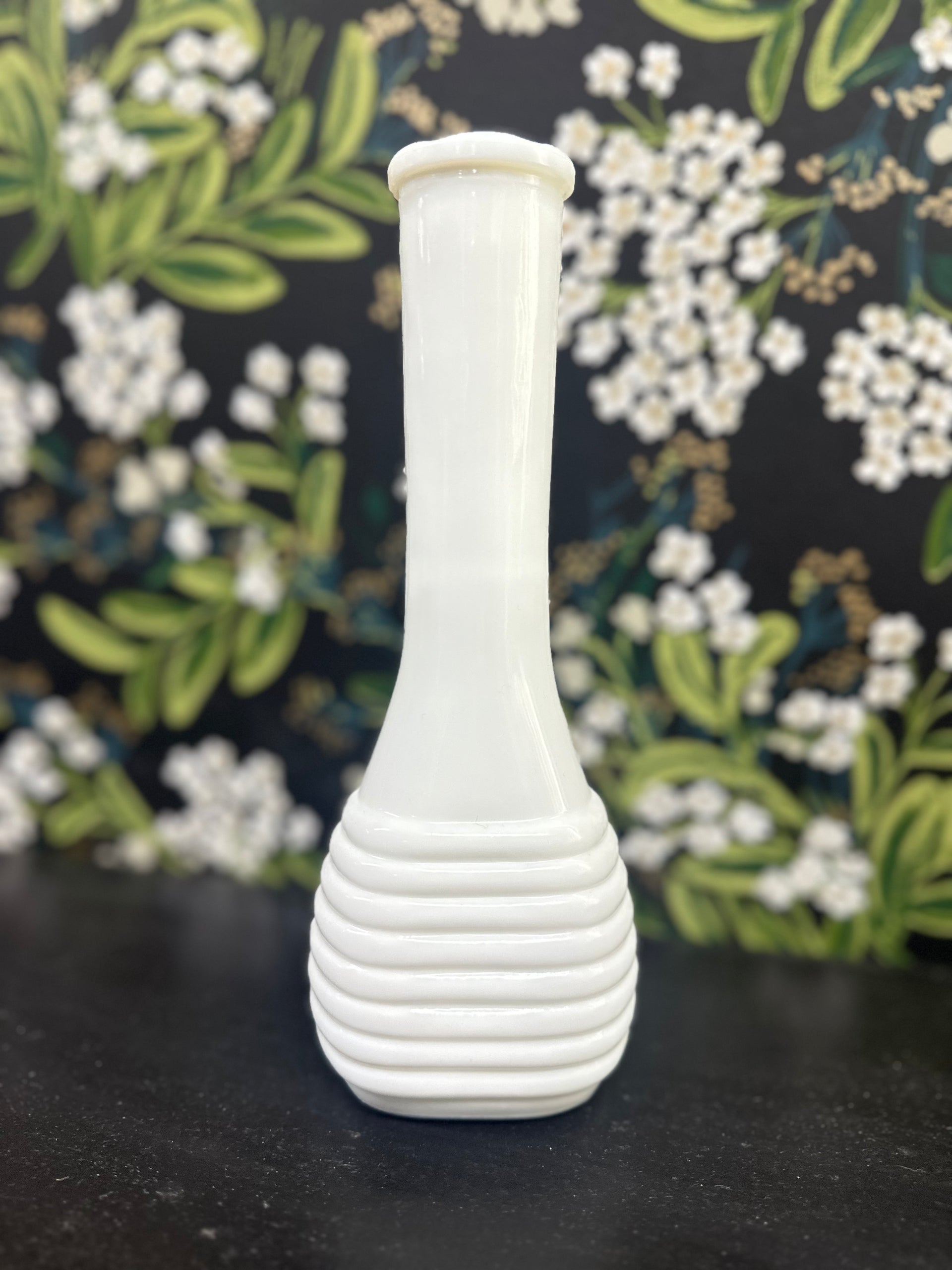 Vintage Ribbed on the Bottom White Milk Glass Bud Vase – The  display picture 1
