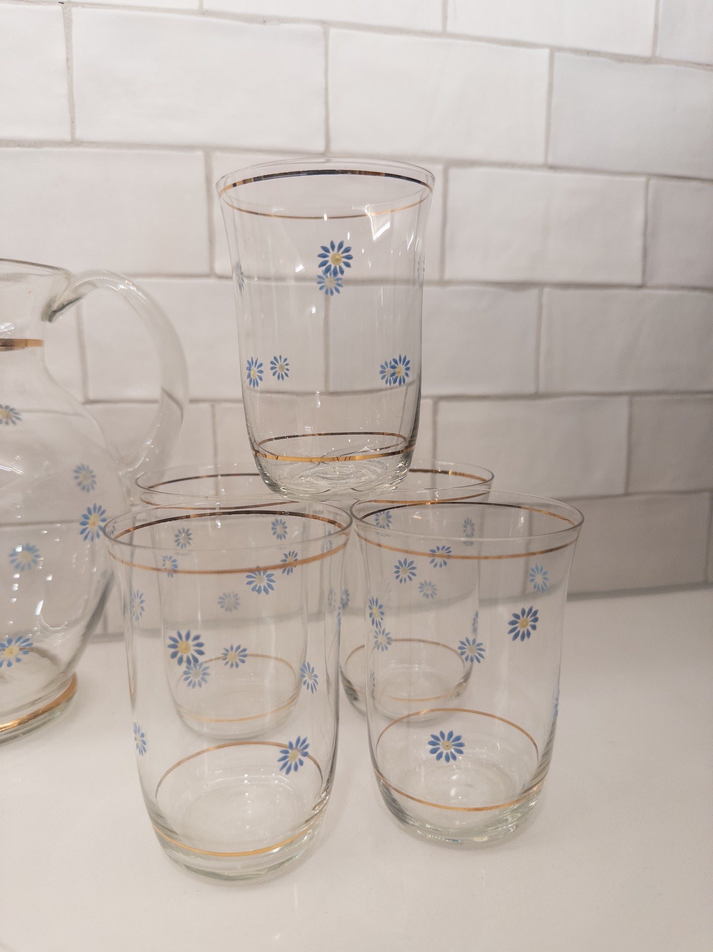 S/6, Vintage Pitcher + 5 Glasses w/ Blue Floral Design and Gold Rim
