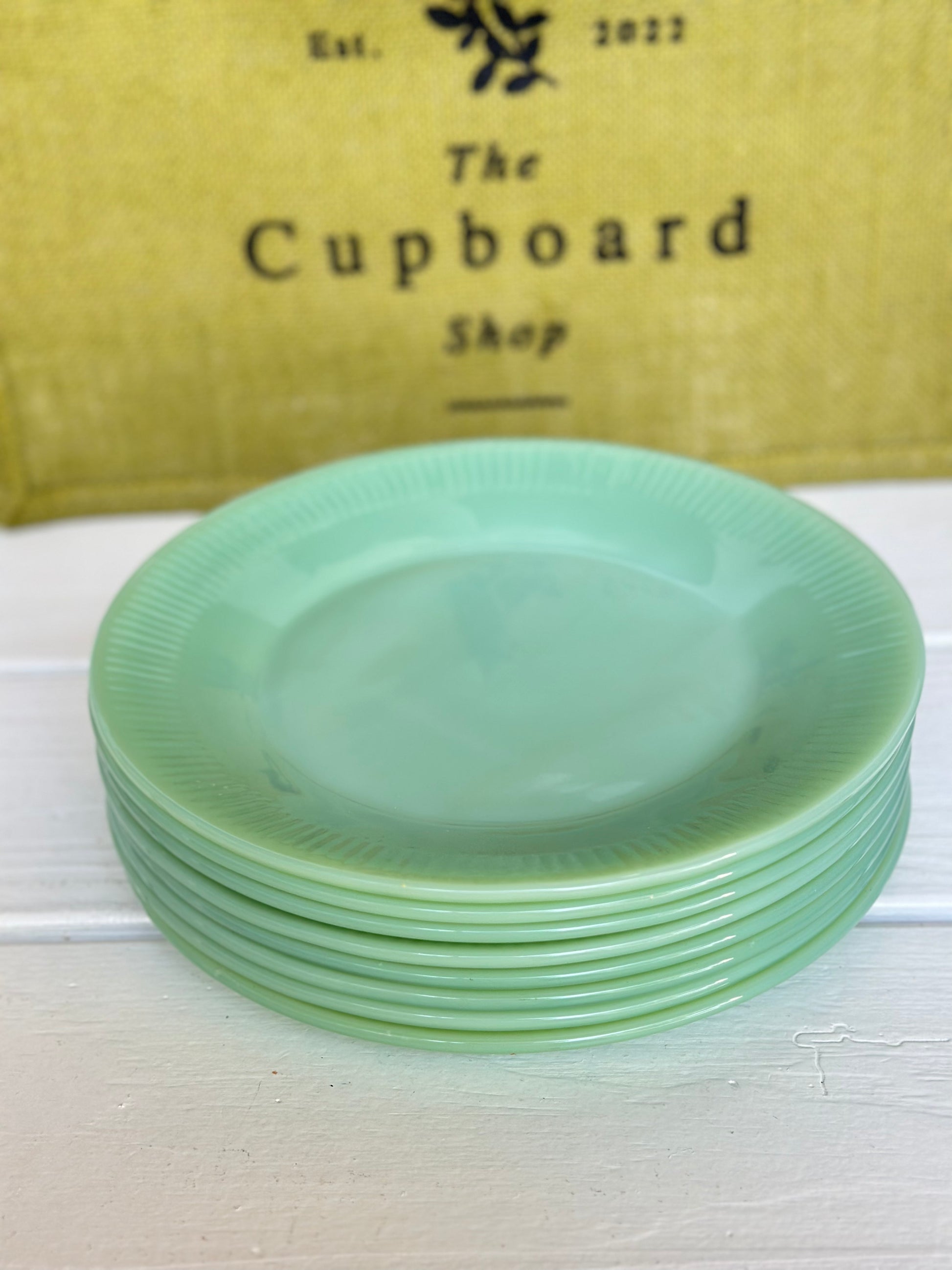 Vintage-Looking Jadeite, Milk Glass, and Pyrex Dishes To Buy