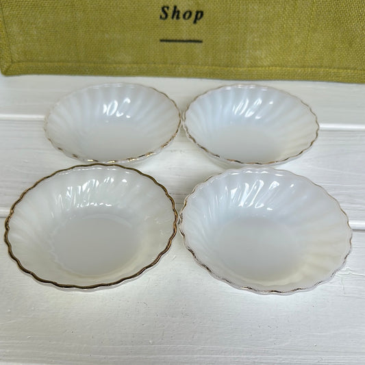 Set of 4 Vintage Anchor Hocking Oven Proof Milk Glass Shell Pattern Dinnerware/Dessert/Berry BowlsBowls